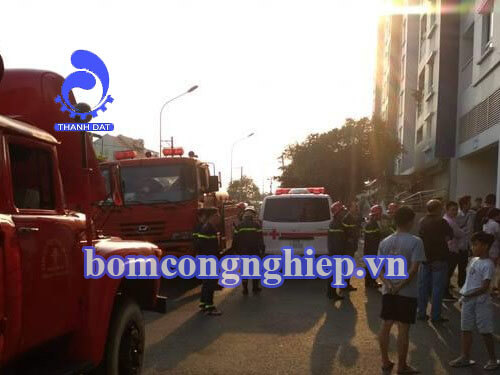 tiep-tuc-chay-chung-cu-carina-do-may-bom-nuoc-phat-no