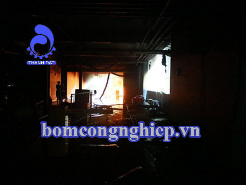 tiep-tuc-chay-chung-cu-carina-do-may-bom-nuoc-phat-no